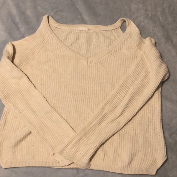 (s) white sweater with slits on shoulders - Picture 1 of 3